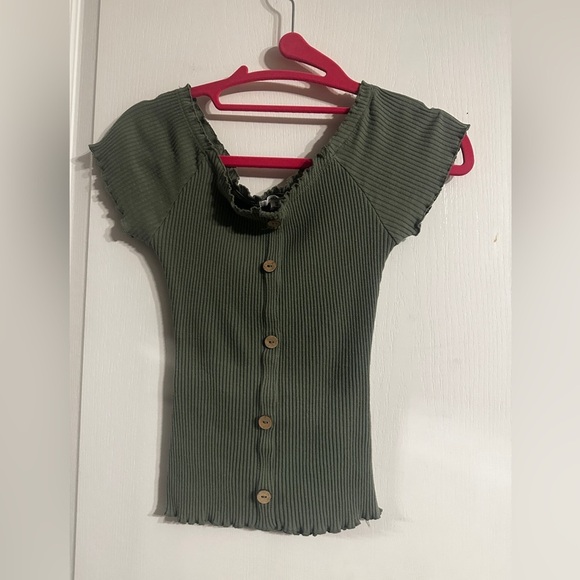 3/$20 ✨Green top​​ - Picture 1 of 4